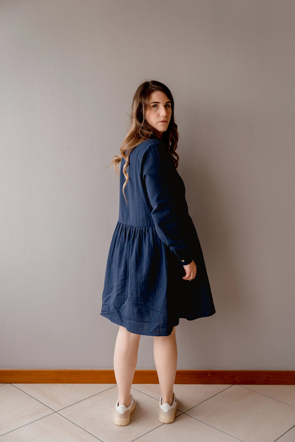 Robe de grossesse et allaitement bleu marine de la marque LIMKY. Cette robe maternité en gaze de coton fabriquée au Portugal est idéale pour accompagner les jeunes et futures mamans à chaque étape de leur vie de maman : pendant la grossesse, pendant l'allaitement, durant le post-partum et même après ! Sa coupe polyvalente et son tissu en gaze de coton permet d'absorber les tâches en cas de petites fuites de lait maternel. Ses zips sont faciles à ouvrir d'une seule main pour allaiter bébé discrètement.