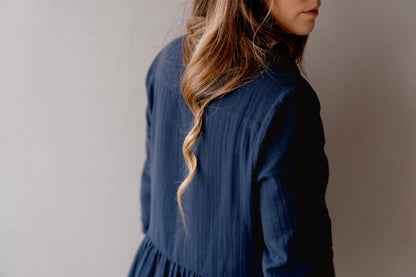 Robe de grossesse et allaitement bleu marine de la marque LIMKY. Cette robe maternité en gaze de coton fabriquée au Portugal est idéale pour accompagner les jeunes et futures mamans à chaque étape de leur vie de maman : pendant la grossesse, pendant l'allaitement, durant le post-partum et même après ! Sa coupe polyvalente et son tissu en gaze de coton permet d'absorber les tâches en cas de petites fuites de lait maternel. Ses zips sont faciles à ouvrir d'une seule main pour allaiter bébé discrètement.