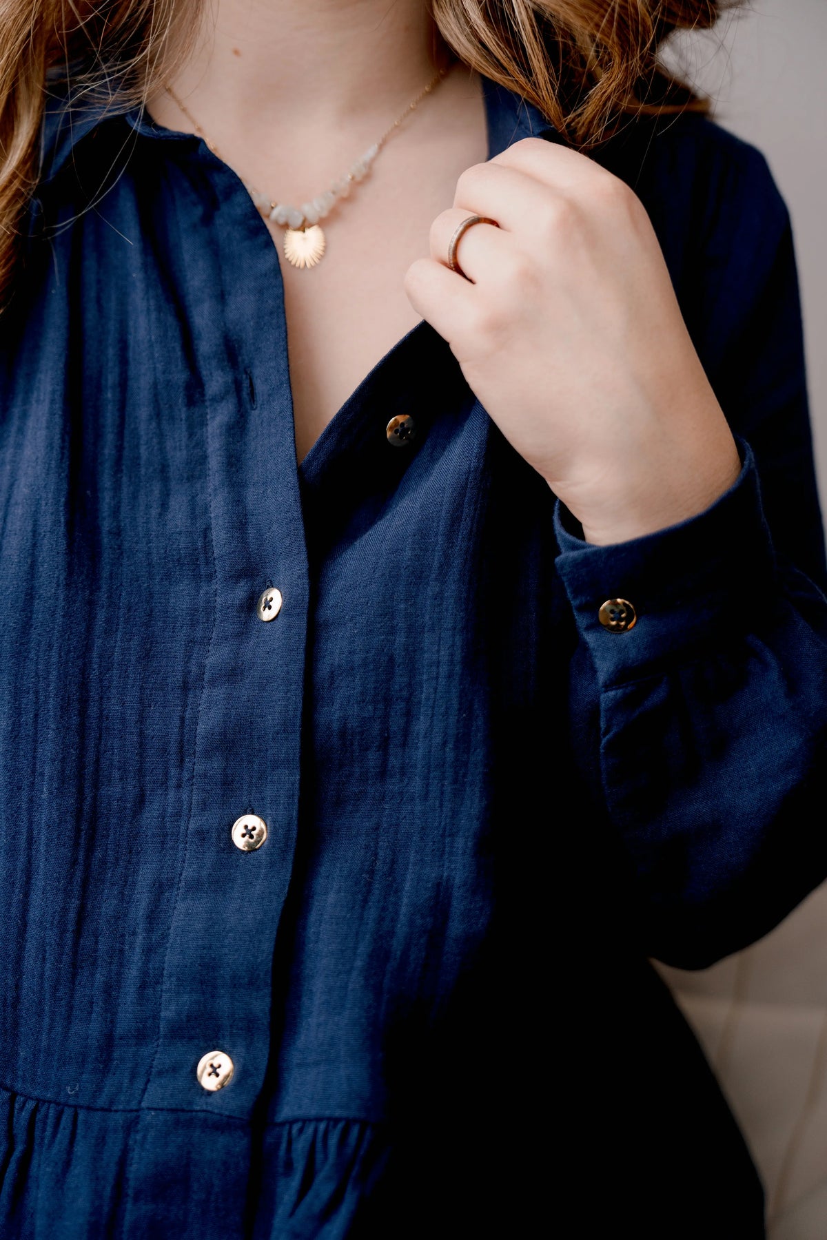 Robe de grossesse et allaitement bleu marine de la marque LIMKY. Cette robe maternité en gaze de coton fabriquée au Portugal est idéale pour accompagner les jeunes et futures mamans à chaque étape de leur vie de maman : pendant la grossesse, pendant l'allaitement, durant le post-partum et même après ! Sa coupe polyvalente et son tissu en gaze de coton permet d'absorber les tâches en cas de petites fuites de lait maternel. Ses zips sont faciles à ouvrir d'une seule main pour allaiter bébé discrètement.