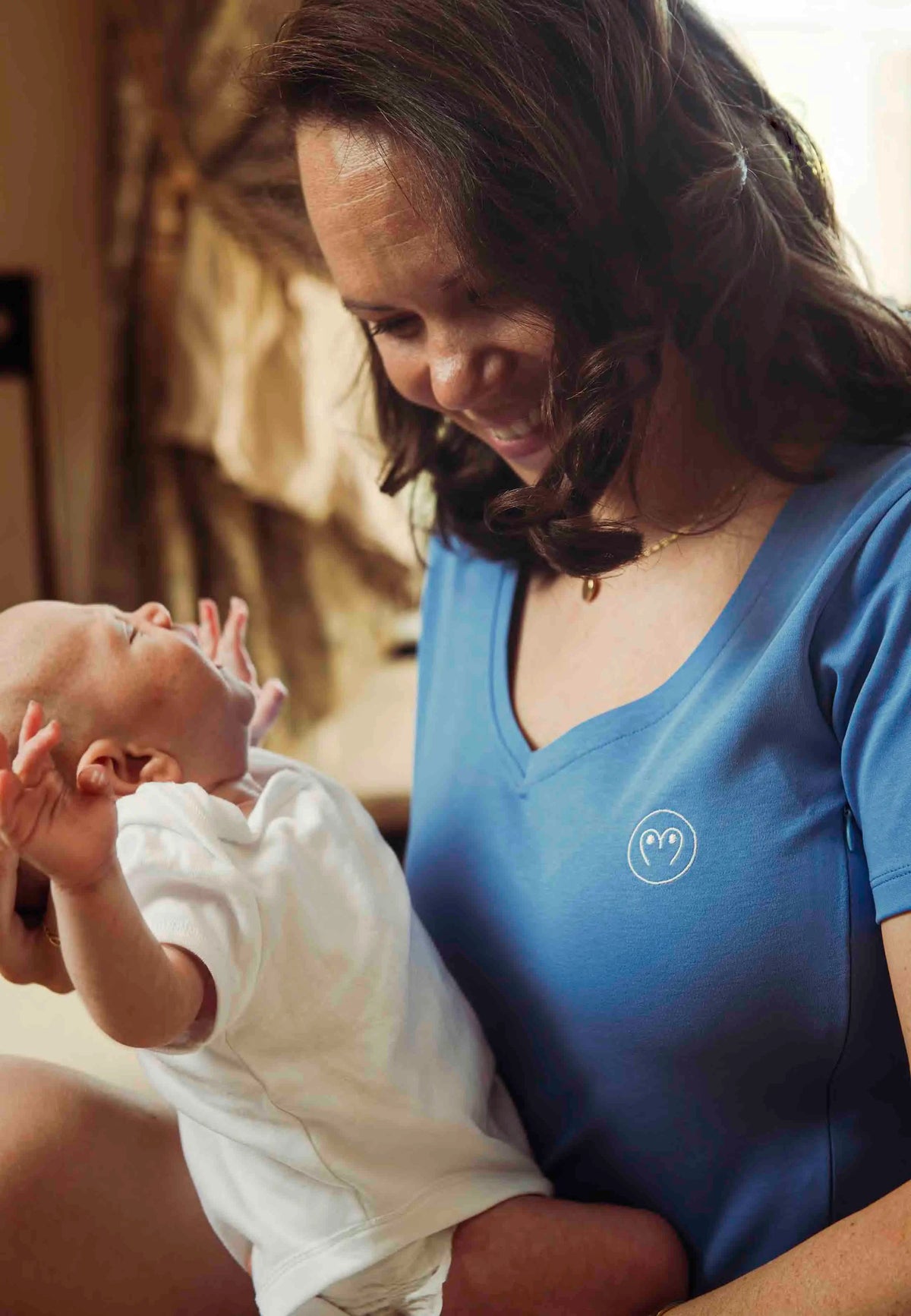 Robe de grossesse et allaitement en coton bleu, de la marque LIMKY.
Une robe maternité polyvalente qui accompagne les jeunes et futures mamans à chaque étape de leur maternité : grossesse, allaitement, post-partum. Grâce aux zips, l'accès au sein est facile et permet d'allaiter discrètement sans se découvrir. Un vêtement de qualité, fabriqué au Portugal, avec une jolie broderie au coeur. Une idée de cadeau de naissance idéale à offrir lors d'une baby shower.