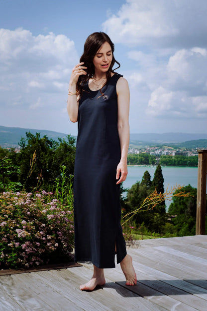 Robe de grossesse et allaitement en coton bleu maraine, de la marque LIMKY.
Une robe maternité polyvalente qui accompagne les jeunes et futures mamans à chaque étape de leur maternité : grossesse, allaitement, post-partum. Grâce aux boutons pression à l'épaule, l'accès au sein est facile et permet d'allaiter discrètement tout en ayant bébé en portage. Un vêtement de qualité, fabriqué au Portugal, avec une jolie broderie au coeur. Une idée de cadeau de naissance idéale à offrir lors d'une baby shower.