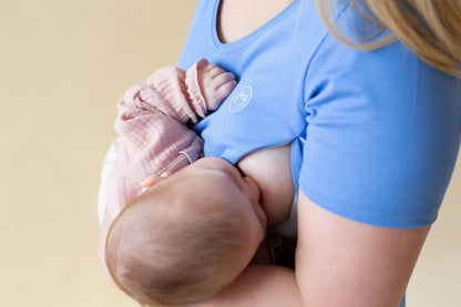 Robe de grossesse et allaitement en coton bleu, de la marque LIMKY.
Une robe maternité polyvalente qui accompagne les jeunes et futures mamans à chaque étape de leur maternité : grossesse, allaitement, post-partum. Grâce aux zips, l'accès au sein est facile et permet d'allaiter discrètement sans se découvrir. Un vêtement de qualité, fabriqué au Portugal, avec une jolie broderie au coeur. Une idée de cadeau de naissance idéale à offrir lors d'une baby shower.