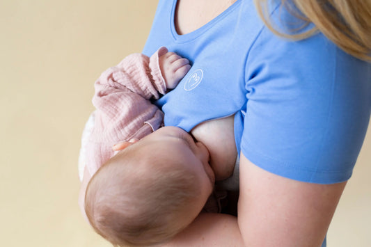 Robe de grossesse et allaitement en coton bleu, de la marque LIMKY.
Une robe maternité polyvalente qui accompagne les jeunes et futures mamans à chaque étape de leur maternité : grossesse, allaitement, post-partum. Grâce aux zips, l'accès au sein est facile et permet d'allaiter discrètement sans se découvrir. Un vêtement de qualité, fabriqué au Portugal, avec une jolie broderie au coeur. Une idée de cadeau de naissance idéale à offrir lors d'une baby shower.