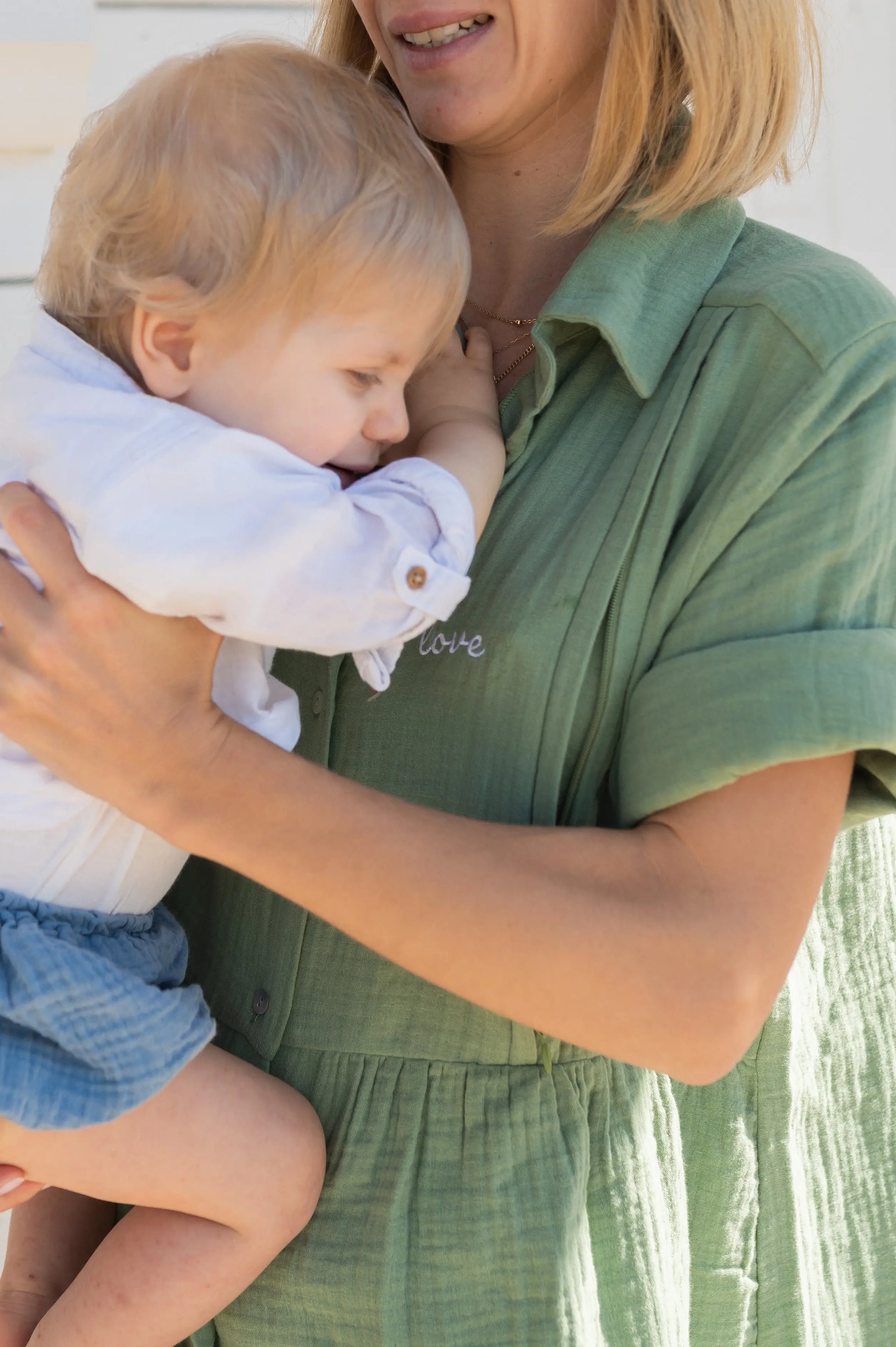 robe de grossesse et allaitement pour accompagner maman tout au long de sa maternité et allaiter partout tout le temps, avec une coupe ajustée et adaptée pour la femme enceinte