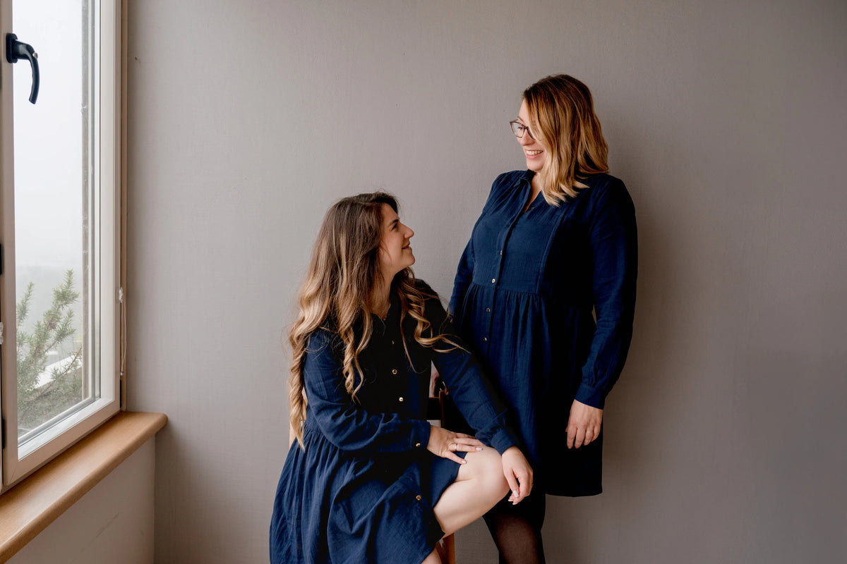 Robe de grossesse et allaitement bleu marine de la marque LIMKY. Cette robe maternité en gaze de coton fabriquée au Portugal est idéale pour accompagner les jeunes et futures mamans à chaque étape de leur vie de maman : pendant la grossesse, pendant l'allaitement, durant le post-partum et même après ! Sa coupe polyvalente et son tissu en gaze de coton permet d'absorber les tâches en cas de petites fuites de lait maternel. Ses zips sont faciles à ouvrir d'une seule main pour allaiter bébé discrètement.