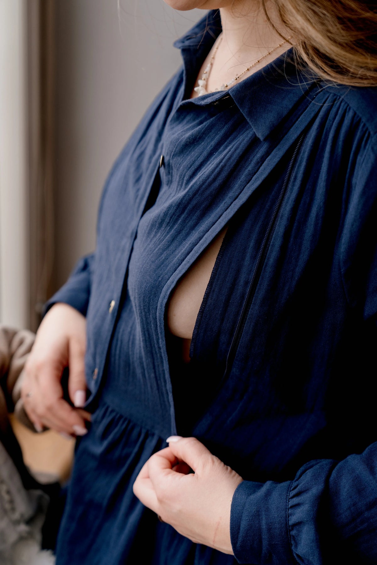 Robe de grossesse et allaitement bleu marine de la marque LIMKY. Cette robe maternité en gaze de coton fabriquée au Portugal est idéale pour accompagner les jeunes et futures mamans à chaque étape de leur vie de maman : pendant la grossesse, pendant l'allaitement, durant le post-partum et même après ! Sa coupe polyvalente et son tissu en gaze de coton permet d'absorber les tâches en cas de petites fuites de lait maternel. Ses zips sont faciles à ouvrir d'une seule main pour allaiter bébé discrètement.