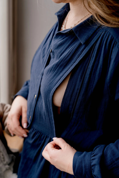 Robe de grossesse et allaitement bleu marine de la marque LIMKY. Cette robe maternité en gaze de coton fabriquée au Portugal est idéale pour accompagner les jeunes et futures mamans à chaque étape de leur vie de maman : pendant la grossesse, pendant l'allaitement, durant le post-partum et même après ! Sa coupe polyvalente et son tissu en gaze de coton permet d'absorber les tâches en cas de petites fuites de lait maternel. Ses zips sont faciles à ouvrir d'une seule main pour allaiter bébé discrètement.