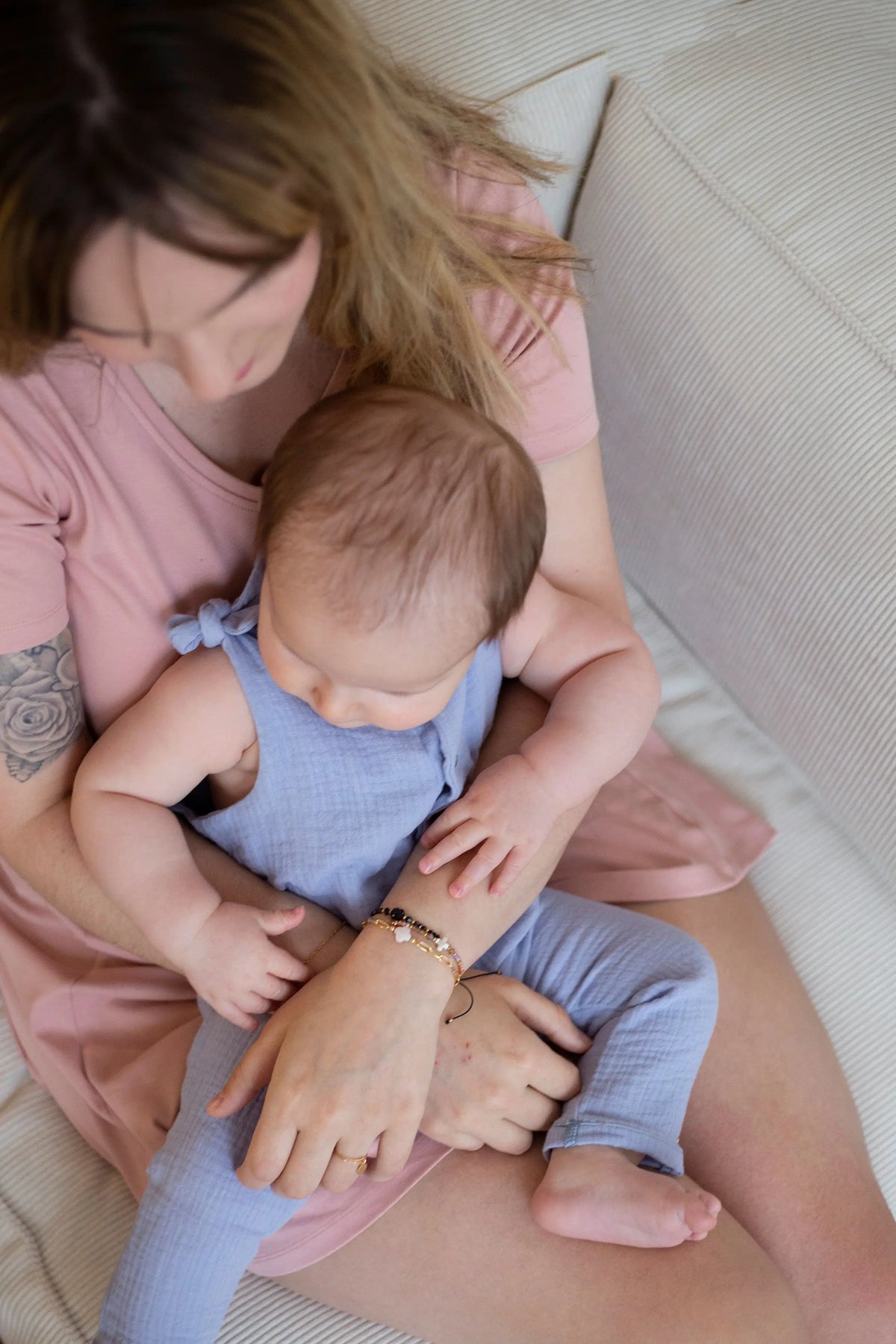 Robe de grossesse et d'allaitement en coton rose clair, de la marque LIMKY.
Une robe maternité polyvalente qui habille les jeunes et futures mamans à chaque étape de leur maternité : grossesse, allaitement, post-parrtum.
Grâce aux zips solides, discrets et faciles à ouvrir d'une seule main les mamans peuvent allaiter discrètement bébé. Une idée de cadeau de naissance idéale lors du baby shower !