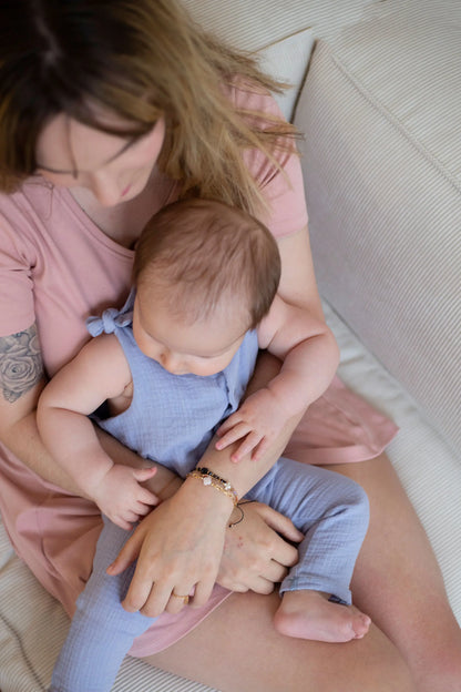 Robe de grossesse et d'allaitement en coton rose clair, de la marque LIMKY.
Une robe maternité polyvalente qui habille les jeunes et futures mamans à chaque étape de leur maternité : grossesse, allaitement, post-parrtum.
Grâce aux zips solides, discrets et faciles à ouvrir d'une seule main les mamans peuvent allaiter discrètement bébé. Une idée de cadeau de naissance idéale lors du baby shower !
