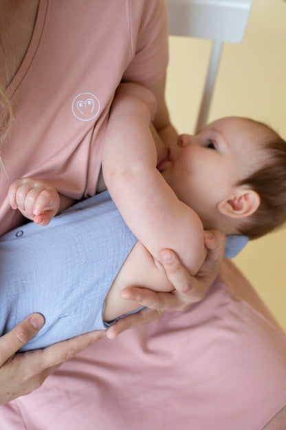 Robe de grossesse et d'allaitement en coton rose clair, de la marque LIMKY.
Une robe maternité polyvalente qui habille les jeunes et futures mamans à chaque étape de leur maternité : grossesse, allaitement, post-parrtum.
Grâce aux zips solides, discrets et faciles à ouvrir d'une seule main les mamans peuvent allaiter discrètement bébé. Une idée de cadeau de naissance idéale lors du baby shower !