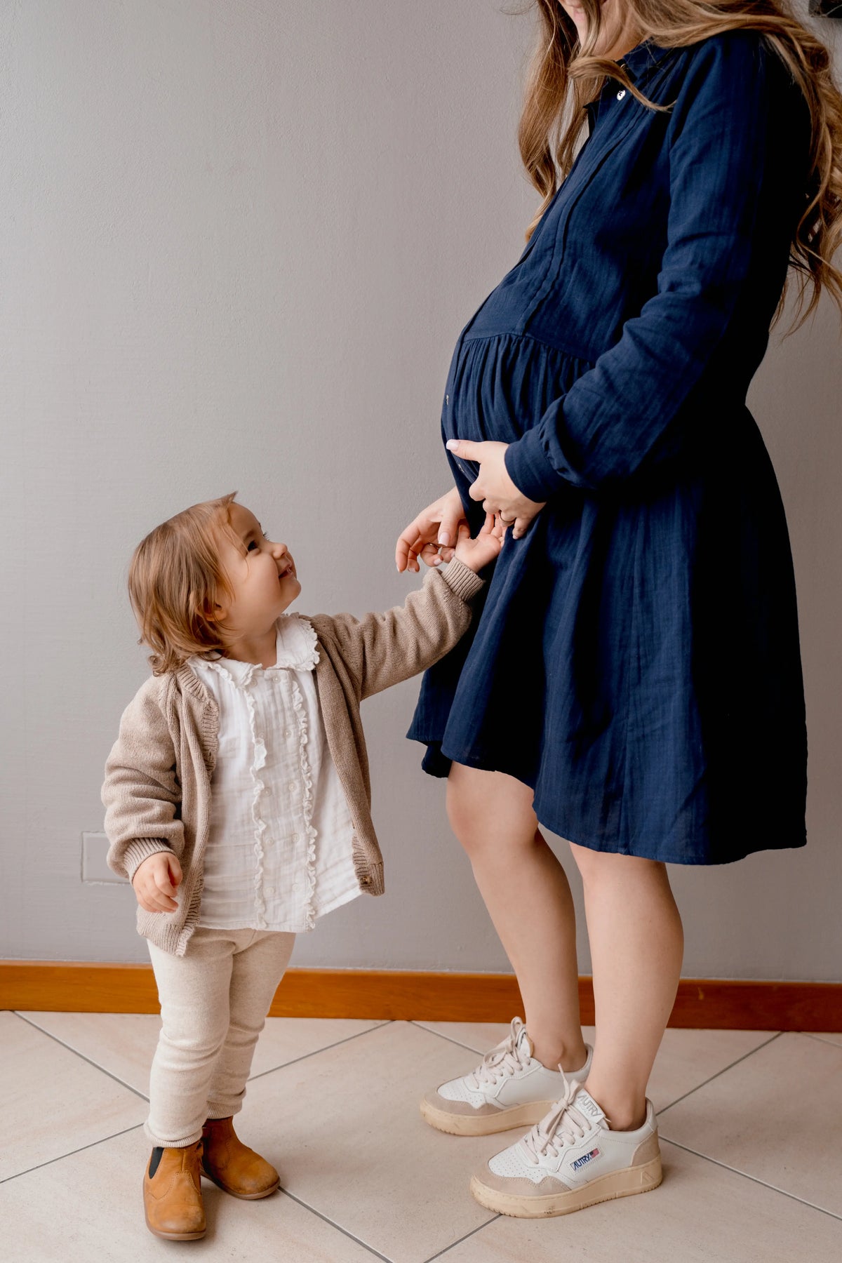 Robe de grossesse et allaitement bleu marine de la marque LIMKY. Cette robe maternité en gaze de coton fabriquée au Portugal est idéale pour accompagner les jeunes et futures mamans à chaque étape de leur vie de maman : pendant la grossesse, pendant l'allaitement, durant le post-partum et même après ! Sa coupe polyvalente et son tissu en gaze de coton permet d'absorber les tâches en cas de petites fuites de lait maternel. Ses zips sont faciles à ouvrir d'une seule main pour allaiter bébé discrètement.