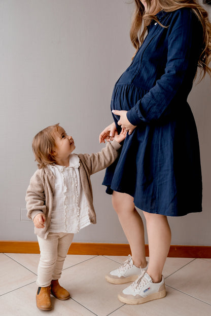 Robe de grossesse et allaitement bleu marine de la marque LIMKY. Cette robe maternité en gaze de coton fabriquée au Portugal est idéale pour accompagner les jeunes et futures mamans à chaque étape de leur vie de maman : pendant la grossesse, pendant l'allaitement, durant le post-partum et même après ! Sa coupe polyvalente et son tissu en gaze de coton permet d'absorber les tâches en cas de petites fuites de lait maternel. Ses zips sont faciles à ouvrir d'une seule main pour allaiter bébé discrètement.