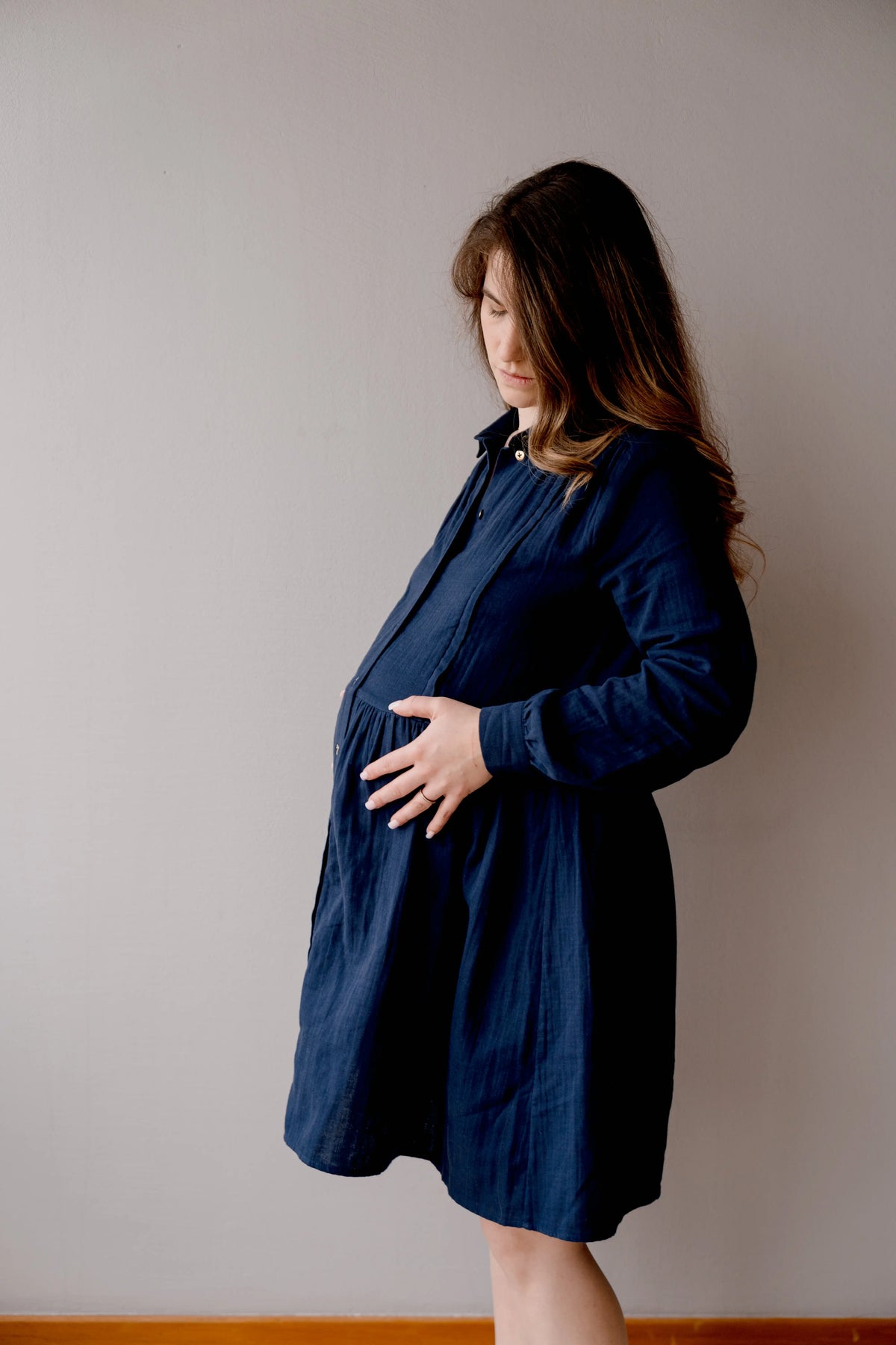Robe de grossesse et allaitement bleu marine de la marque LIMKY. Cette robe maternité en gaze de coton fabriquée au Portugal est idéale pour accompagner les jeunes et futures mamans à chaque étape de leur vie de maman : pendant la grossesse, pendant l'allaitement, durant le post-partum et même après ! Sa coupe polyvalente et son tissu en gaze de coton permet d'absorber les tâches en cas de petites fuites de lait maternel. Ses zips sont faciles à ouvrir d'une seule main pour allaiter bébé discrètement.
