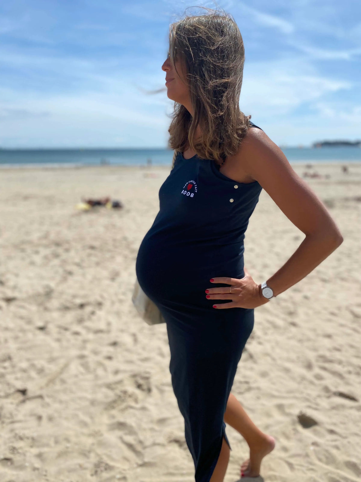 Robe longue de grossesse et allaitement en coton bleu marine de la marque LIMKY.
Une robe longue de maternité polyvalente qui habille les jeunes et futures mamans à chaque étape de leur maternité : grossesse, allaitement, post-partum.
Grâce aux boutons pression, discrets et faciles à ouvrir d'une seule main les mamans peuvent allaiter discrètement bébé. Elle possède une broderie au coeur "mon coeur fait boob". Une idée de cadeau de naissance idéale lors du baby shower !