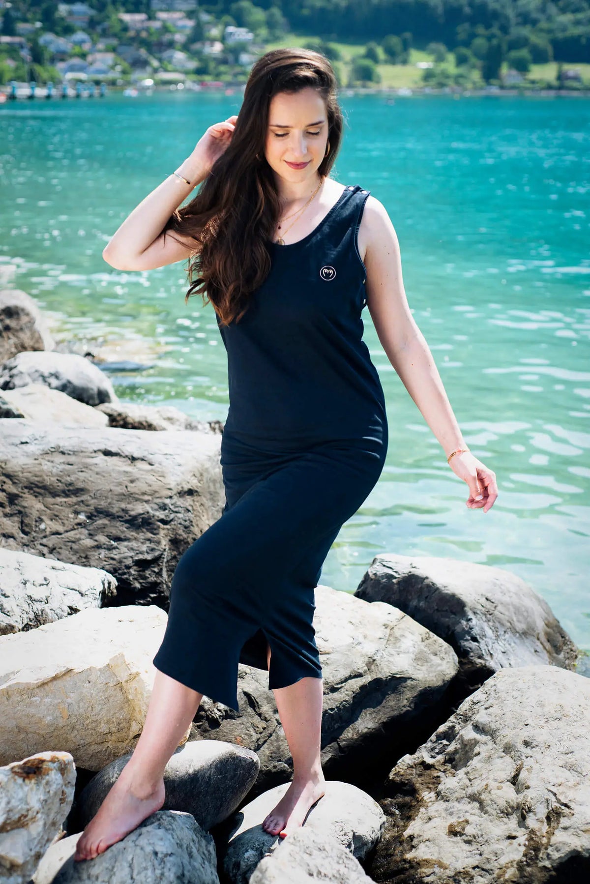 Robe longue de grossesse et allaitement en coton bleu maraine, de la marque LIMKY.
Une robe maternité polyvalente qui accompagne les jeunes et futures mamans à chaque étape de leur maternité : grossesse, allaitement, post-partum. Grâce aux boutons pression à l'épaule, l'accès au sein est facile et permet d'allaiter discrètement tout en ayant bébé en portage. Un vêtement de qualité, fabriqué au Portugal, avec une jolie broderie au coeur. Une idée de cadeau de naissance idéale à offrir lors d'une baby shower.