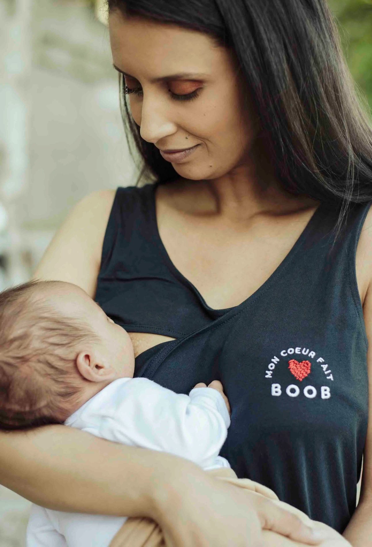 Robe longue de grossesse et allaitement en coton bleu marine de la marque LIMKY.
Une robe longue de maternité polyvalente qui habille les jeunes et futures mamans à chaque étape de leur maternité : grossesse, allaitement, post-partum.
Grâce aux boutons pression, discrets et faciles à ouvrir d'une seule main les mamans peuvent allaiter discrètement bébé. Elle possède une broderie au coeur "mon coeur fait boob". Une idée de cadeau de naissance idéale lors du baby shower !