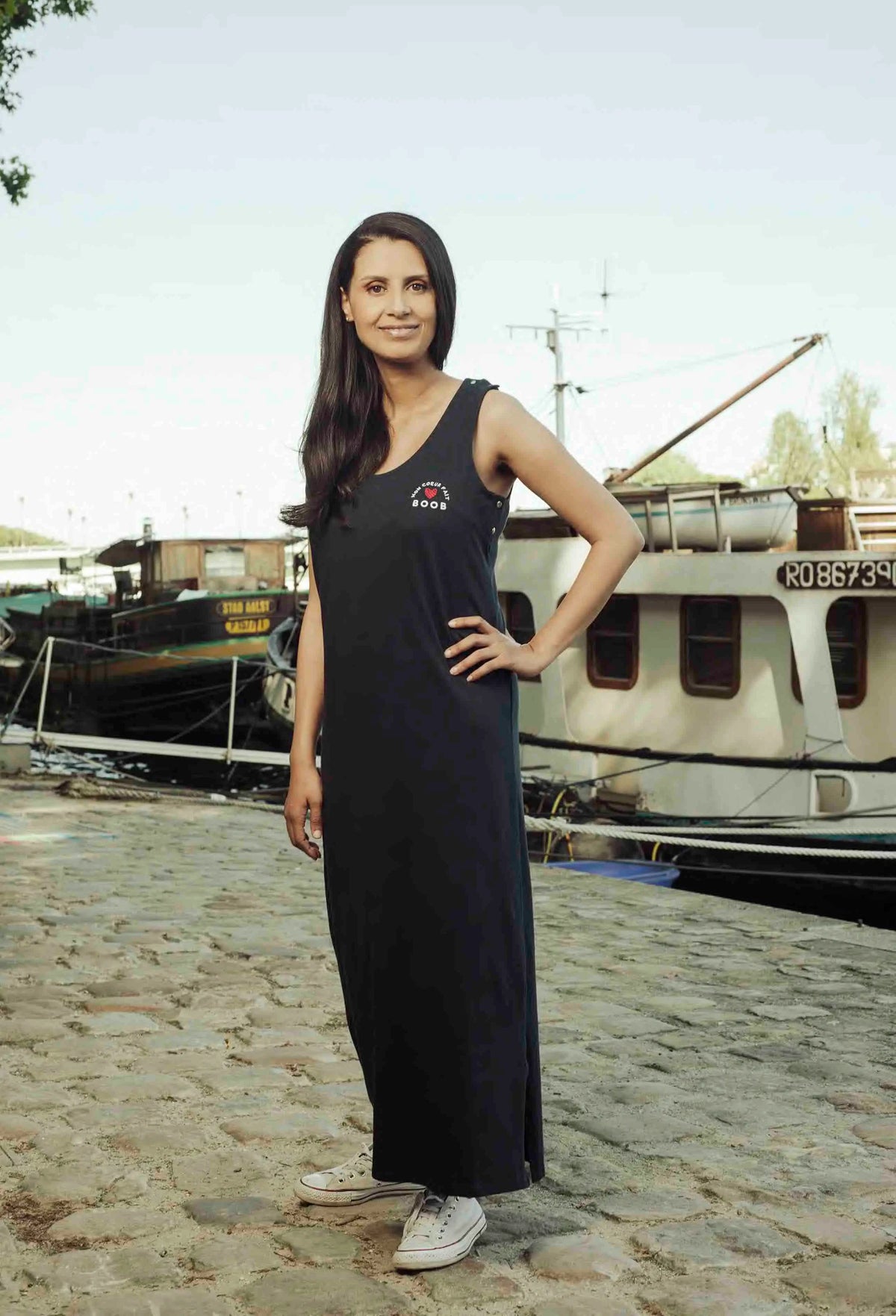 Robe longue de grossesse et allaitement en coton bleu marine de la marque LIMKY.
Une robe longue de maternité polyvalente qui habille les jeunes et futures mamans à chaque étape de leur maternité : grossesse, allaitement, post-partum.
Grâce aux boutons pression, discrets et faciles à ouvrir d'une seule main les mamans peuvent allaiter discrètement bébé. Elle possède une broderie au coeur "mon coeur fait boob". Une idée de cadeau de naissance idéale lors du baby shower !