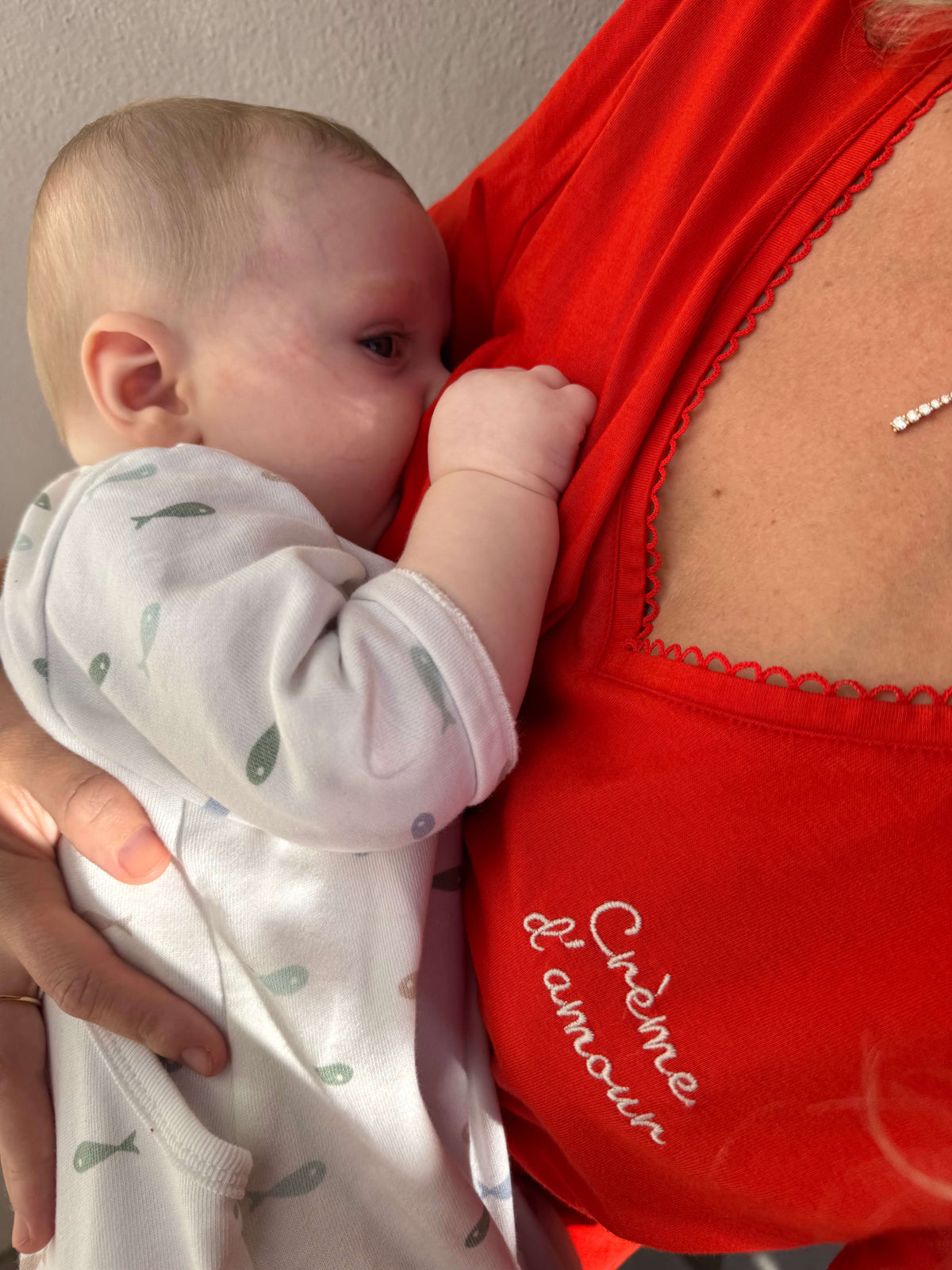 Robe longue maternité LIMKY pour la grossesse et l'allaitement en coton rouge avec ouverture zippée facile à ouvrir d'une seule main pour allaiter bébé.