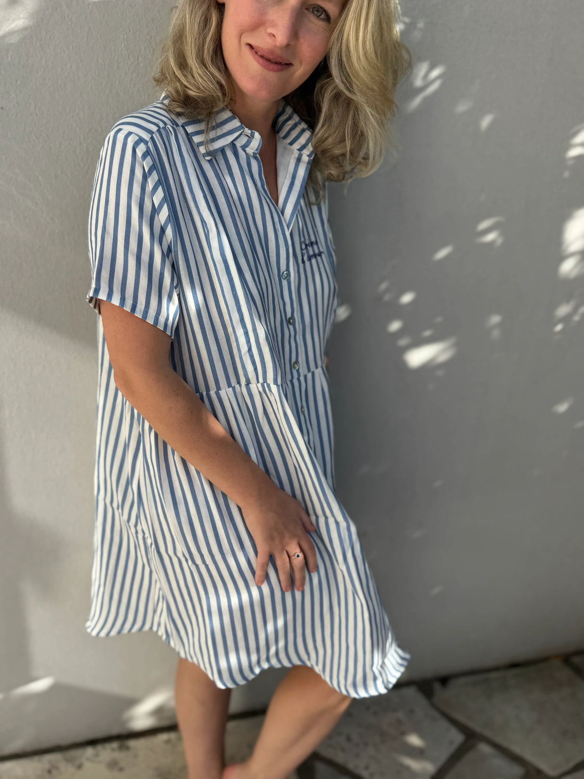 Robe Grossesse et Allaitement rayée bleu et crème.