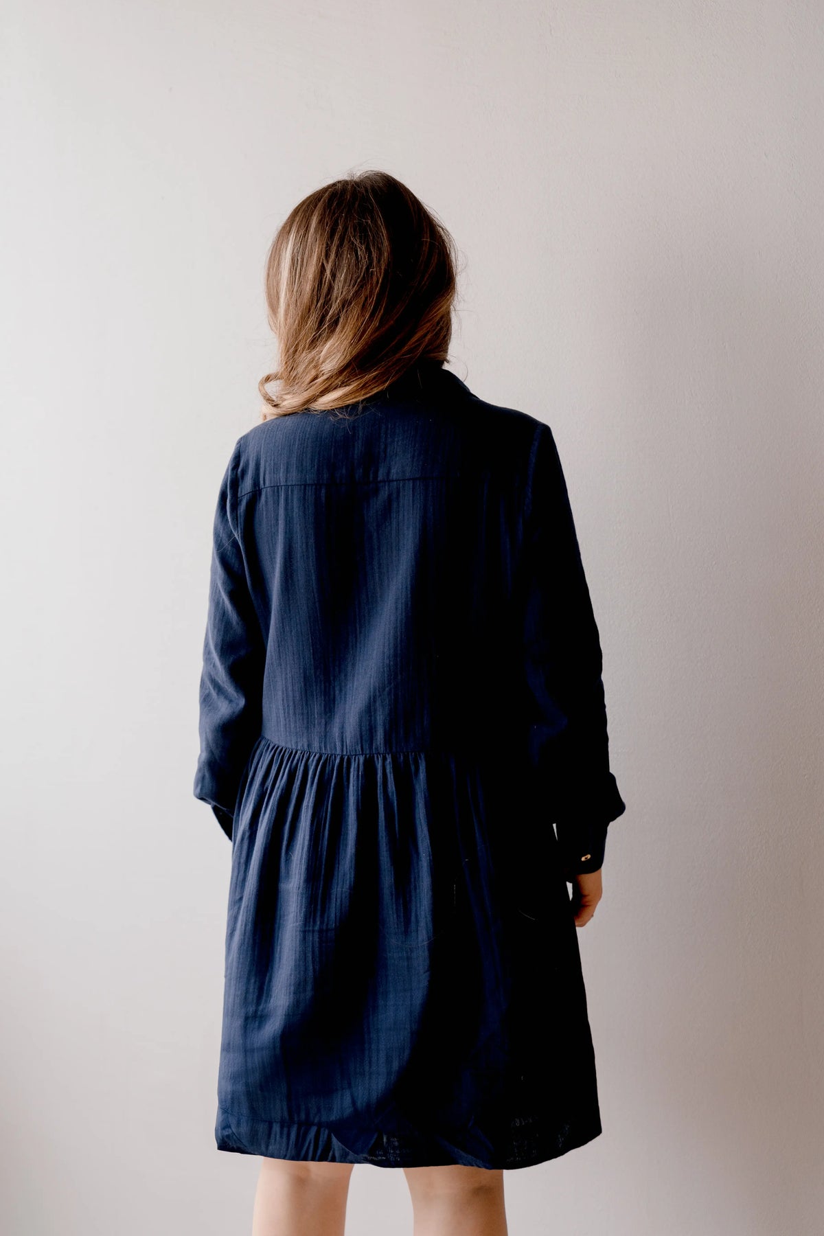 Robe de grossesse et allaitement bleu marine de la marque LIMKY. Cette robe maternité en gaze de coton fabriquée au Portugal est idéale pour accompagner les jeunes et futures mamans à chaque étape de leur vie de maman : pendant la grossesse, pendant l'allaitement, durant le post-partum et même après ! Sa coupe polyvalente et son tissu en gaze de coton permet d'absorber les tâches en cas de petites fuites de lait maternel. Ses zips sont faciles à ouvrir d'une seule main pour allaiter bébé discrètement.