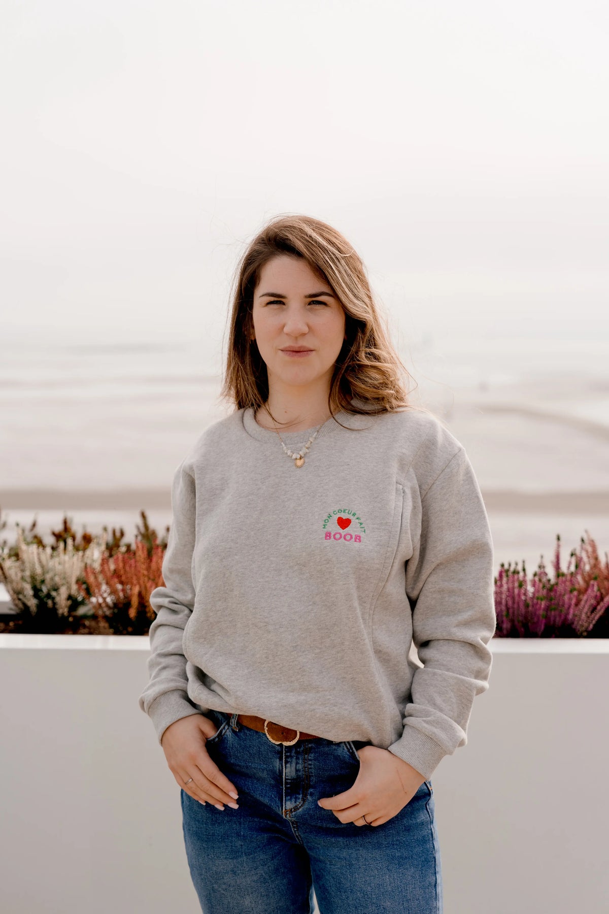 Sweat de grossesse et allaitement de la marque LIMKY pour accompagner maman à chaque étape de sa maternité.
En coton gris, ce pull est brodé au coeur "mon coeur fait boob". Il est doté de zips discrets, solides et faciles à ouvrir d'une seule main pour allaiter bébé facilement. Sa coupe polyvalente permet de s'habiller pendant la grossesse, l'allaitement, le post-partum, et même après ! Fabriqué au Portugal, ses zips ne vous lâcheront jamais ! Idéal pour un cadeau de naissance lors d'une baby shower !