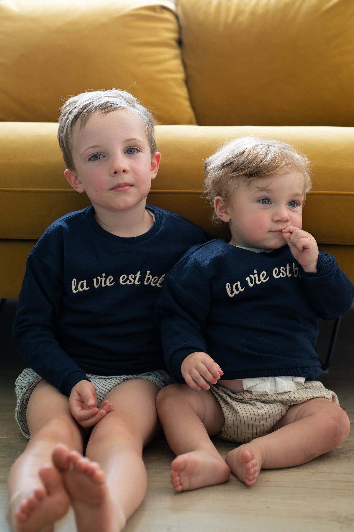 Sweat-shirt pour enfant bleu marine de la marque LIMKY, brodé "la vie est belle".
100% coton, fabriqué au Portugal, pour habillé bébé dès ses 6 mois et les enfants jusqu'aux 6 ans. Un modèle matchy-matchy pour être assorti au pull de maman.