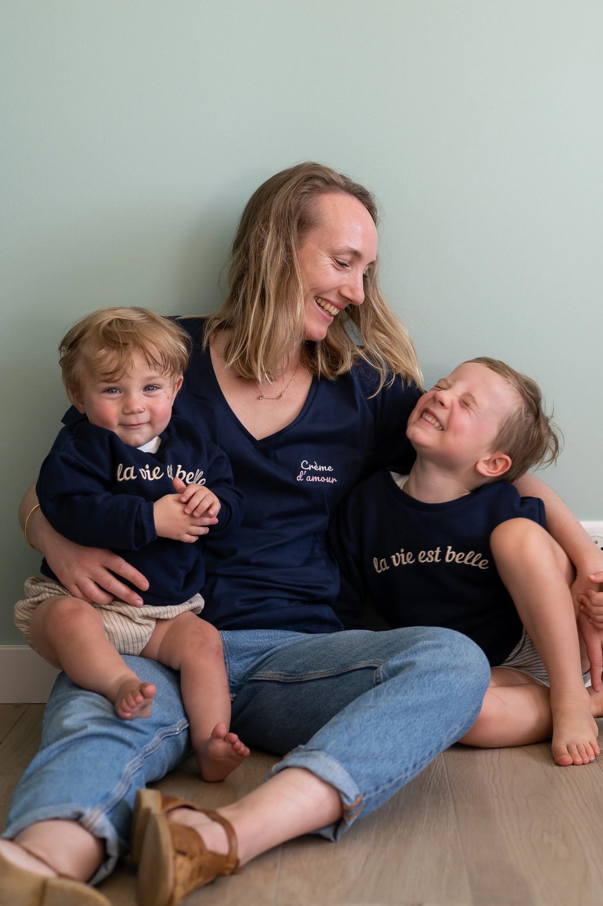 Sweat-shirt pour enfant bleu marine de la marque LIMKY, brodé "la vie est belle".
100% coton, fabriqué au Portugal, pour habiller bébé dès ses 6 mois et les enfants jusqu'aux 6 ans. Un modèle unisexe matchy-matchy pour être assorti au pull de maman.