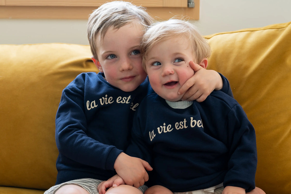Sweat-shirt pour enfant bleu marine de la marque LIMKY, brodé "la vie est belle".
100% coton, fabriqué au Portugal, pour habiller bébé dès ses 6 mois et les enfants jusqu'aux 6 ans. Un modèle unisexe matchy-matchy pour être assorti au pull de maman.