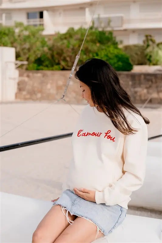 Sweat de Grossesse et Allaitement  LIMKY "L'Amour Fou". En coton, et doté de zips solides, discrets et faciles à ouvrir d'une seule main. Ce pull maternité de couleur crème est brodé "l'amour fou" en rouge. Sa coupe polyvalente et confortable donne un look tendance aux jeunes et futures mamans. Un vêtement maternité de qualité qui accompagne pendant la grossesse et l'allaitement, une idée de cadeau de naissance idéale pour sa liste de naissance ou une baby shower !