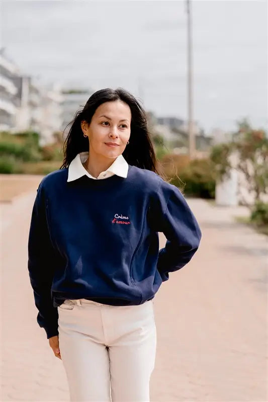 Sweat de Grossesse et Allaitement  bleu marine LIMKY "Crème d'amour". En coton  et doté de zips solides, discrets et faciles à ouvrir d'une seule main. Ce pull maternité a coupe polyvalente et confortable pour donner un look tendance aux jeunes et futures mamans et les accompagner à chaque étape de leur maternité : grossesse et allaitement et post-partum. Une idée de cadeau de naissance idéale pour sa liste de naissance ou une baby shower !