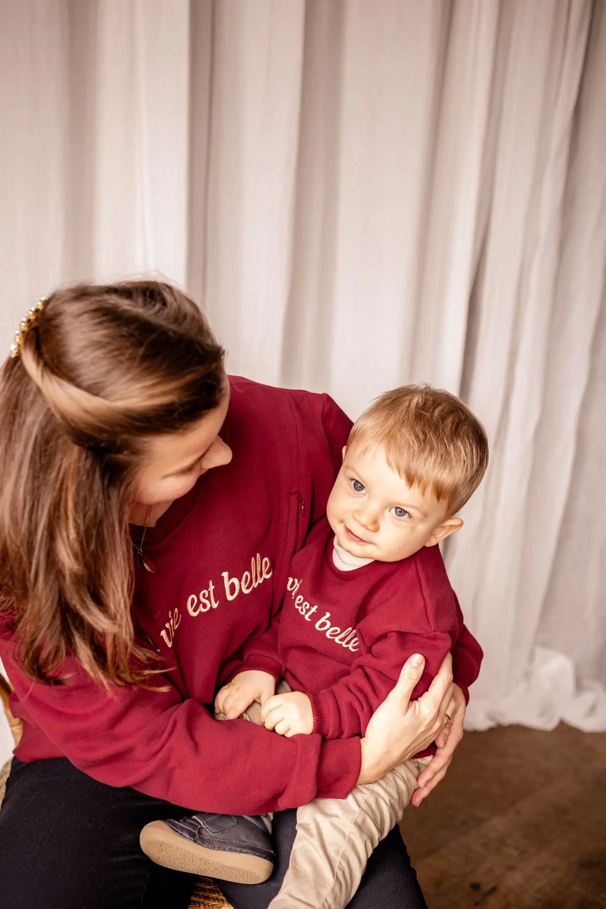 Sweat Grossesse et Allaitement "La Vie Est Belle" en coton de couleur rouge bordeaux. Comprend des glissières avec zips solides et discrets faciles à ouvrir d'une seule main pour allaiter bébé.