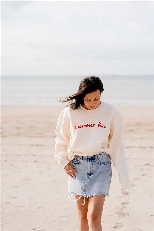 Sweat de Grossesse et Allaitement  LIMKY "L'Amour Fou". En coton, et doté de zips solides, discrets et faciles à ouvrir d'une seule main. Ce pull maternité de couleur crème est brodé "l'amour fou" en rouge. Sa coupe polyvalente et confortable donne un look tendance aux jeunes et futures mamans. Un vêtement maternité de qualité qui accompagne pendant la grossesse et l'allaitement, une idée de cadeau de naissance idéale pour sa liste de naissance ou une baby shower !