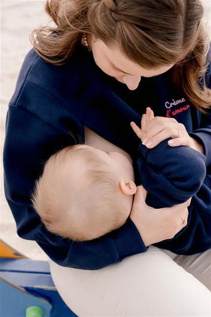 Sweat de Grossesse et Allaitement  bleu marine LIMKY "Crème d'amour". En coton  et doté de zips solides, discrets et faciles à ouvrir d'une seule main. Ce pull maternité a coupe polyvalente et confortable pour donner un look tendance aux jeunes et futures mamans et les accompagner à chaque étape de leur maternité : grossesse et allaitement et post-partum. Une idée de cadeau de naissance idéale pour sa liste de naissance ou une baby shower !
