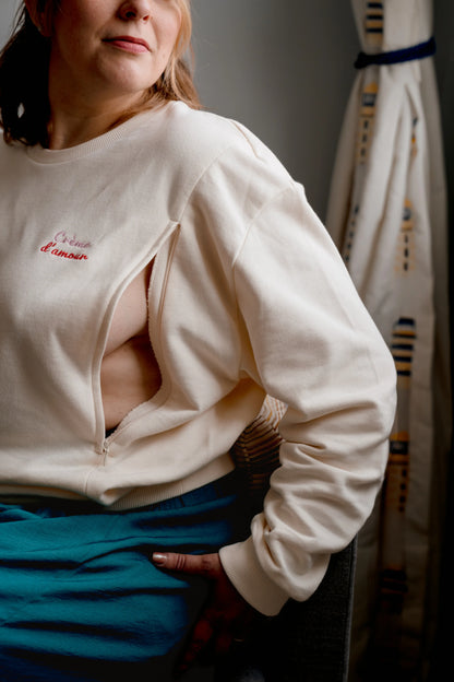 Sweat de grossesse et d’allaitement crème LIMKY, avec des ouvertures zippées. Les seuls zips faciles à ouvrir d’une seule main grâce à leurs glissières de qualité.
Ce sweat 100 % coton, fabriqué au Portugal, présente une broderie au cœur « Crème d’Amour ». Un slogan qui signifie beaucoup pour les jeunes et futures mamans, qui auront plaisir à porter ce vêtement d’allaitement à chaque étape de leur maternité : grossesse, allaitement, post-partum. Une super idée de cadeau de naissance pour une baby shower !