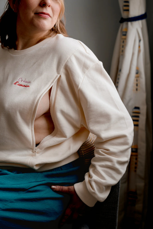 Sweat de grossesse et d’allaitement crème LIMKY, avec des ouvertures zippées. Les seuls zips faciles à ouvrir d’une seule main grâce à leurs glissières de qualité.
Ce sweat 100 % coton, fabriqué au Portugal, présente une broderie au cœur « Crème d’Amour ». Un slogan qui signifie beaucoup pour les jeunes et futures mamans, qui auront plaisir à porter ce vêtement d’allaitement à chaque étape de leur maternité : grossesse, allaitement, post-partum. Une super idée de cadeau de naissance pour une baby shower !
