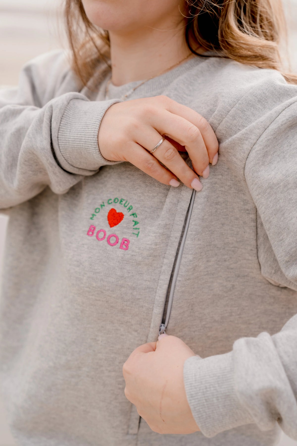 Sweat de grossesse et allaitement de la marque LIMKY pour accompagner maman à chaque étape de sa maternité.
En coton gris, ce pull est brodé au coeur "mon coeur fait boob". Il est doté de zips discrets, solides et faciles à ouvrir d'une seule main pour allaiter bébé facilement. Sa coupe polyvalente permet de s'habiller pendant la grossesse, l'allaitement, le post-partum, et même après ! Fabriqué au Portugal, ses zips ne vous lâcheront jamais ! Idéal pour un cadeau de naissance lors d'une baby shower !