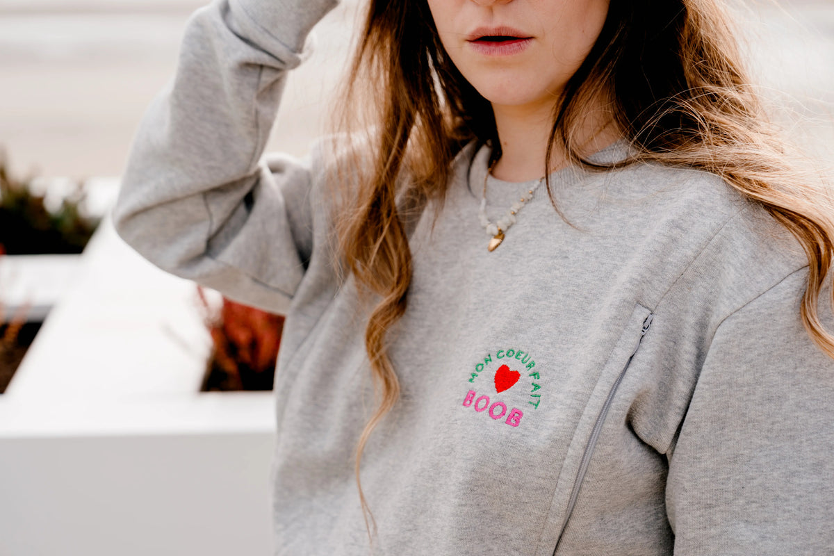 Sweat de grossesse et allaitement gris de la marque LIMKY pour accompagner maman à chaque étape de sa maternité.
En coton gris, ce pull est brodé au coeur "mon coeur fait boob". Il est doté de zips discrets, solides et faciles à ouvrir d'une seule main pour allaiter bébé facilement. Sa coupe polyvalente permet de s'habiller pendant la grossesse, l'allaitement, le post-partum, et même après ! Fabriqué au Portugal, ses zips ne vous lâcheront jamais ! Idéal pour un cadeau de naissance lors d'une baby shower !
