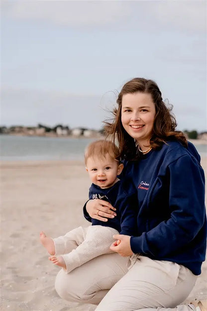 Sweat de Grossesse et Allaitement  bleu marine LIMKY "Crème d'amour". En coton  et doté de zips solides, discrets et faciles à ouvrir d'une seule main. Ce pull maternité a coupe polyvalente et confortable pour donner un look tendance aux jeunes et futures mamans et les accompagner à chaque étape de leur maternité : grossesse et allaitement et post-partum. Une idée de cadeau de naissance idéale pour sa liste de naissance ou une baby shower !