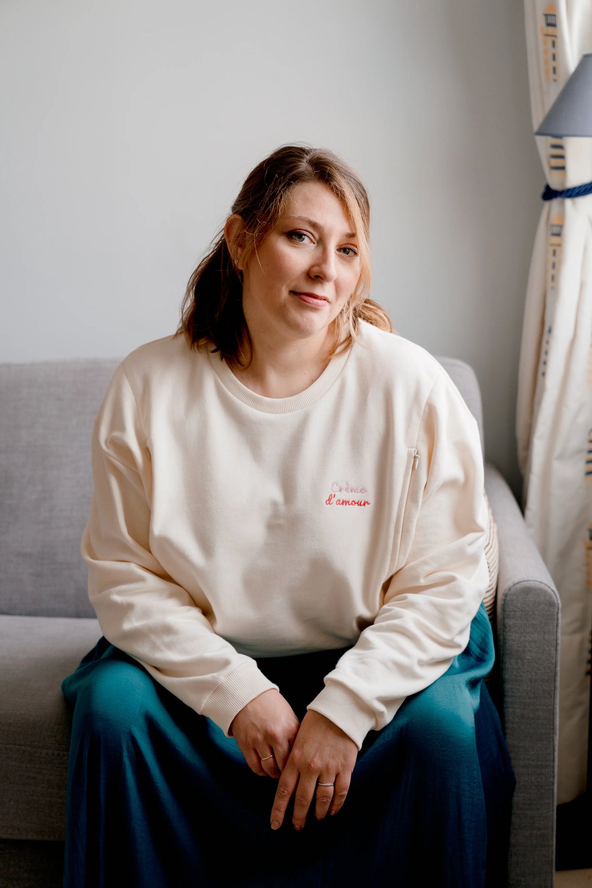 Sweat de grossesse et d’allaitement crème LIMKY, avec des ouvertures zippées. Les seuls zips faciles à ouvrir d’une seule main grâce à leurs glissières de qualité.
Ce sweat 100 % coton, fabriqué au Portugal, présente une broderie au cœur « Crème d’Amour ». Un slogan qui signifie beaucoup pour les jeunes et futures mamans, qui auront plaisir à porter ce vêtement d’allaitement à chaque étape de leur maternité : grossesse, allaitement, post-partum. Une super idée de cadeau de naissance pour une baby shower !