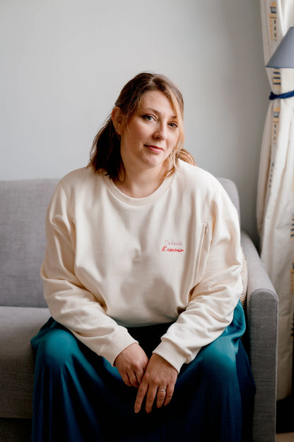 Sweat de grossesse et d’allaitement crème LIMKY, avec des ouvertures zippées. Les seuls zips faciles à ouvrir d’une seule main grâce à leurs glissières de qualité.
Ce sweat 100 % coton, fabriqué au Portugal, présente une broderie au cœur « Crème d’Amour ». Un slogan qui signifie beaucoup pour les jeunes et futures mamans, qui auront plaisir à porter ce vêtement d’allaitement à chaque étape de leur maternité : grossesse, allaitement, post-partum. Une super idée de cadeau de naissance pour une baby shower !