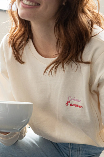 Sweat de grossesse et d’allaitement crème LIMKY, avec des ouvertures zippées. Les seuls zips faciles à ouvrir d’une seule main grâce à leurs glissières de qualité.
Ce sweat 100 % coton, fabriqué au Portugal, présente une broderie au cœur « Crème d’Amour ». Un slogan qui signifie beaucoup pour les jeunes et futures mamans, qui auront plaisir à porter ce vêtement d’allaitement à chaque étape de leur maternité : grossesse, allaitement, post-partum. Une super idée de cadeau de naissance pour une baby shower !