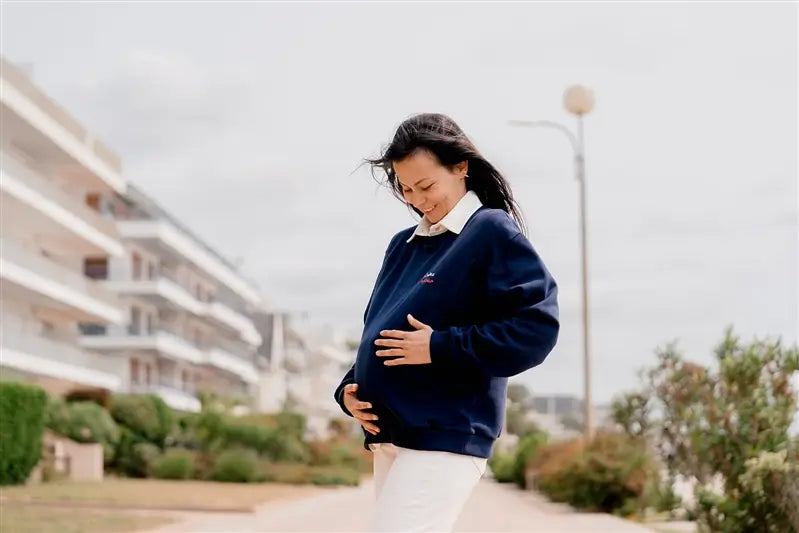 Sweat de Grossesse et Allaitement  bleu marine LIMKY "Crème d'amour". En coton  et doté de zips solides, discrets et faciles à ouvrir d'une seule main. Ce pull maternité a coupe polyvalente et confortable pour donner un look tendance aux jeunes et futures mamans et les accompagner à chaque étape de leur maternité : grossesse et allaitement et post-partum. Une idée de cadeau de naissance idéale pour sa liste de naissance ou une baby shower !