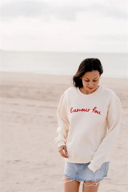 Sweat de Grossesse et Allaitement  LIMKY "L'Amour Fou". En coton, et doté de zips solides, discrets et faciles à ouvrir d'une seule main. Ce pull maternité de couleur crème est brodé "l'amour fou" en rouge. Sa coupe polyvalente et confortable donne un look tendance aux jeunes et futures mamans. Un vêtement maternité de qualité qui accompagne pendant la grossesse et l'allaitement, une idée de cadeau de naissance idéale pour sa liste de naissance ou une baby shower !