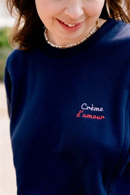 Sweat de Grossesse et Allaitement  bleu marine LIMKY "Crème d'amour". En coton  et doté de zips solides, discrets et faciles à ouvrir d'une seule main. Ce pull maternité a coupe polyvalente et confortable pour donner un look tendance aux jeunes et futures mamans et les accompagner à chaque étape de leur maternité : grossesse et allaitement et post-partum. Une idée de cadeau de naissance idéale pour sa liste de naissance ou une baby shower !