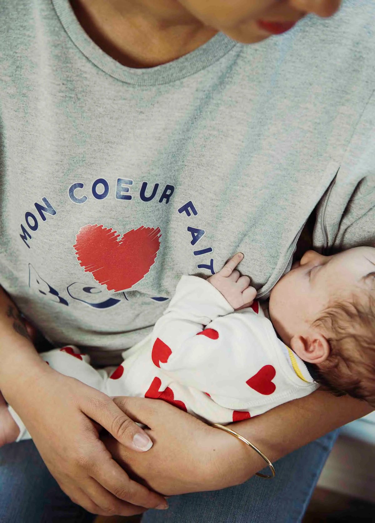 Sweat-shirt de grossesse et allaitement en coton gris de la marque LIMKY.
Un vêtement de maternité polyvalent qui habille les jeunes et futures mamans à chaque étape de leur maternité : grossesse, allaitement, post-partum.
Grâce aux zips solides, discrets et faciles à ouvrir d'une seule main les mamans peuvent allaiter discrètement bébé. Une idée de cadeau de naissance idéale lors du baby shower !