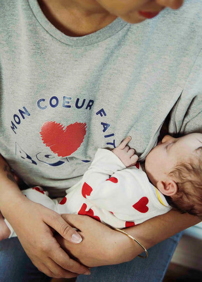 Sweat-shirt de grossesse et allaitement en coton gris de la marque LIMKY.
Un vêtement de maternité polyvalent qui habille les jeunes et futures mamans à chaque étape de leur maternité : grossesse, allaitement, post-partum.
Grâce aux zips solides, discrets et faciles à ouvrir d'une seule main les mamans peuvent allaiter discrètement bébé. Une idée de cadeau de naissance idéale lors du baby shower !