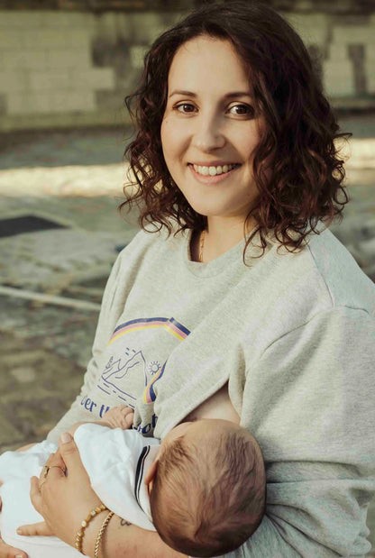 Vêtement de grossesse et allaitement en coton gris de la marque LIMKY.
Un sweat-shirt de maternité polyvalent qui habille les jeunes et futures mamans à chaque étape de leur maternité : grossesse, allaitement, post-partum.
Grâce aux zips solides, discrets et faciles à ouvrir d'une seule main les mamans peuvent allaiter discrètement bébé. Il possède un print "over the rainboob" pour les amoureux de la montagne et des lacs. Une idée de cadeau de naissance idéale lors du baby shower !