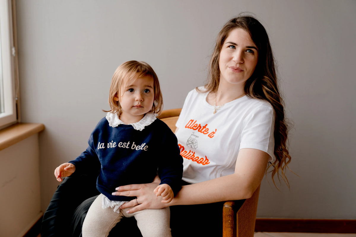 Sweat-shirt pour enfant bleu marine de la marque LIMKY, brodé "la vie est belle".
100% coton, fabriqué au Portugal, pour habiller bébé dès ses 6 mois et les enfants jusqu'aux 6 ans. Un modèle unisexe matchy-matchy pour être assorti au pull de maman.