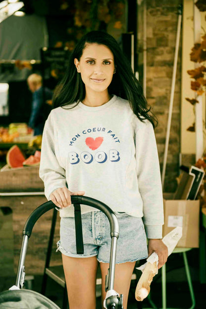 Sweat-shirt de grossesse et allaitement en coton gris de la marque LIMKY.
Un vêtement de maternité polyvalent qui habille les jeunes et futures mamans à chaque étape de leur maternité : grossesse, allaitement, post-partum.
Grâce aux zips solides, discrets et faciles à ouvrir d'une seule main les mamans peuvent allaiter discrètement bébé. Une idée de cadeau de naissance idéale lors du baby shower !