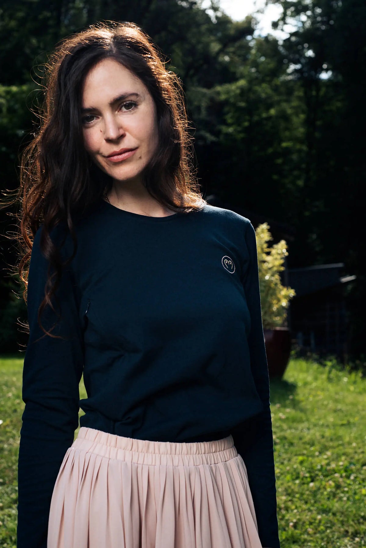 T-shirt de grossesse et allaitement avec manches longues, en coton bleu marine, de la marque LIMKY.
Un t-shirt maternité polyvalent qui accompagne les jeunes et futures mamans à chaque étape de la maternité : grossesse, allaitement, post-partum. Grâce aux soufflets et aux zips invisibles, le confort est optimal après l'accouchement, et l'accès au sein est facilité pour allaiter discrètement. Un vêtement de qualité, fabriqué au Portugal, avec une broderie au coeur.  Un cadeau de naissance pour baby shower.